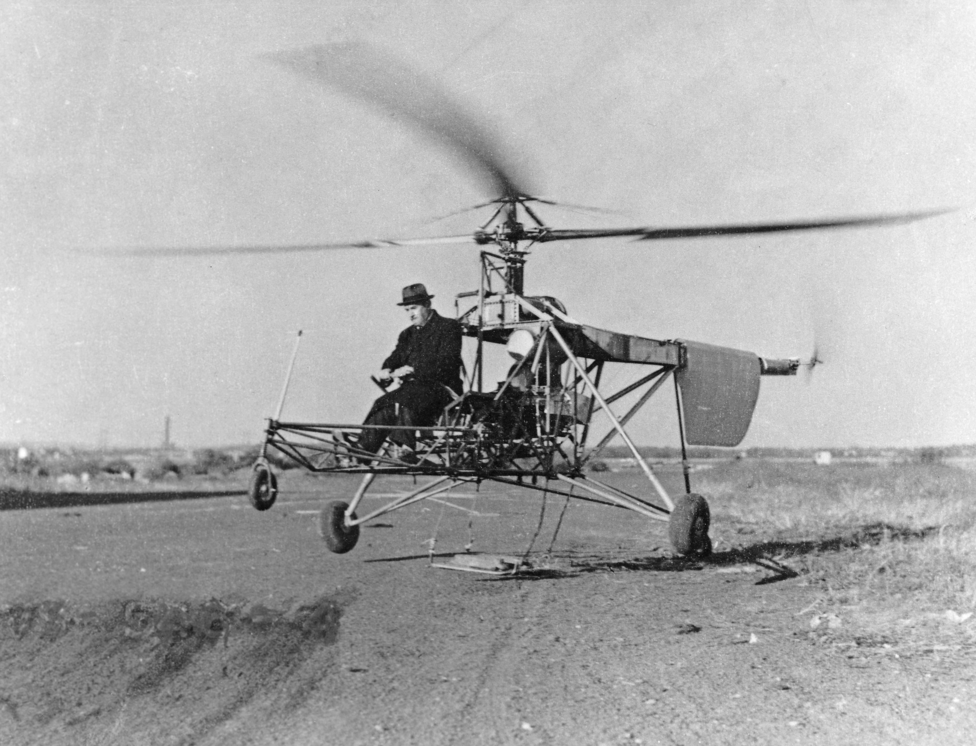 Ігор Сікорський за штурвалом першого американського гелікоптера VS-300. США 1939 рік