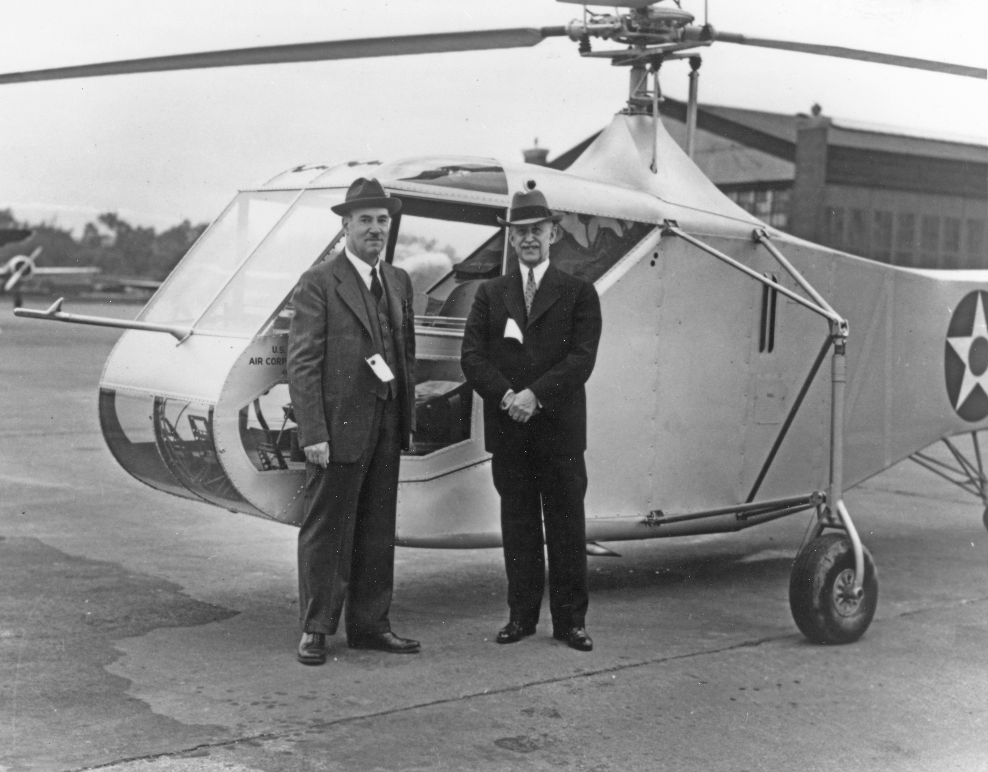 Ігор Сікорський та Орвілл Райт біля гелікоптера S-47 (R-4). США. Травень 1942 року