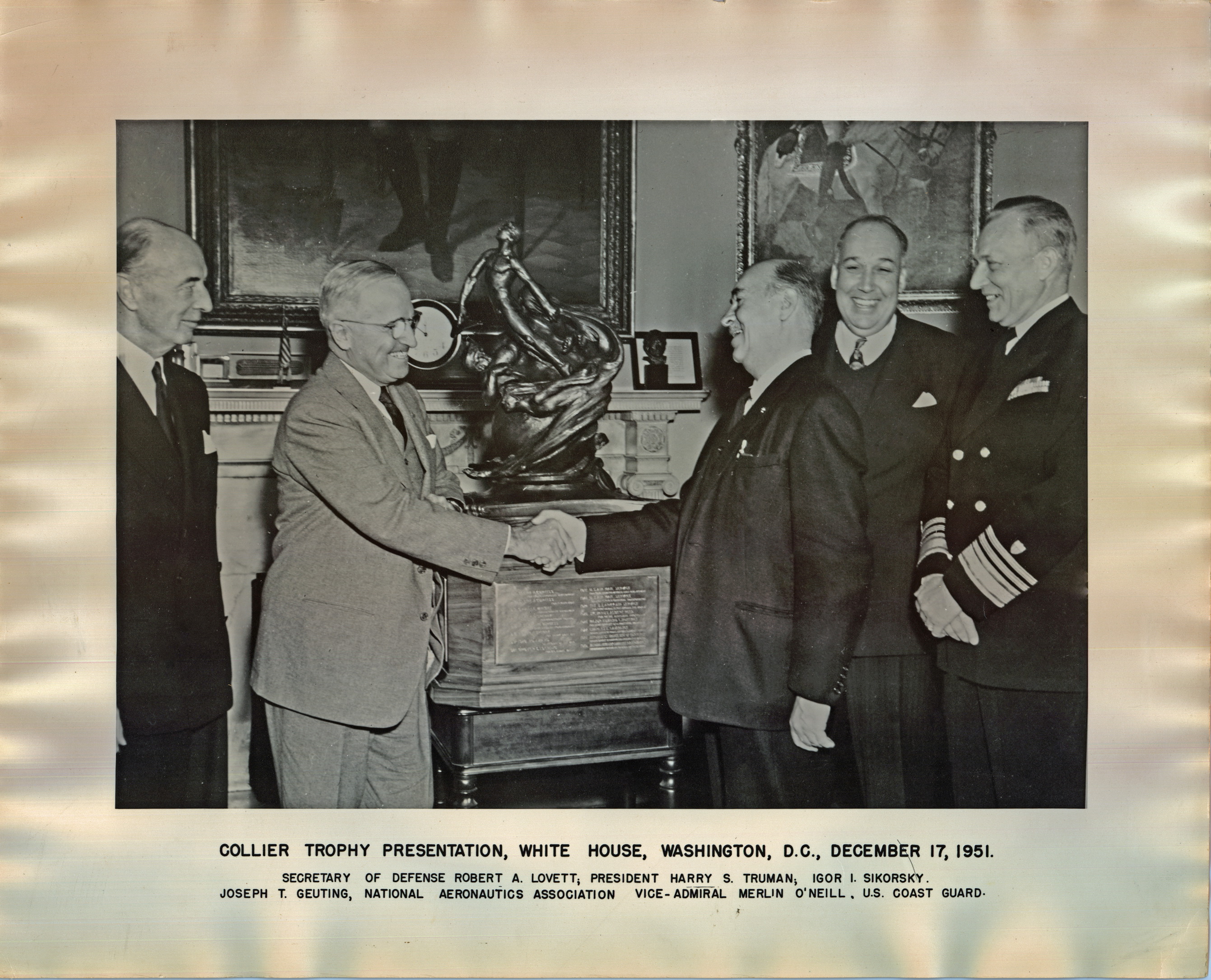 Ігор Сікорський і президент США Гаррі Трумен. США. 17 грудня 1951 року
