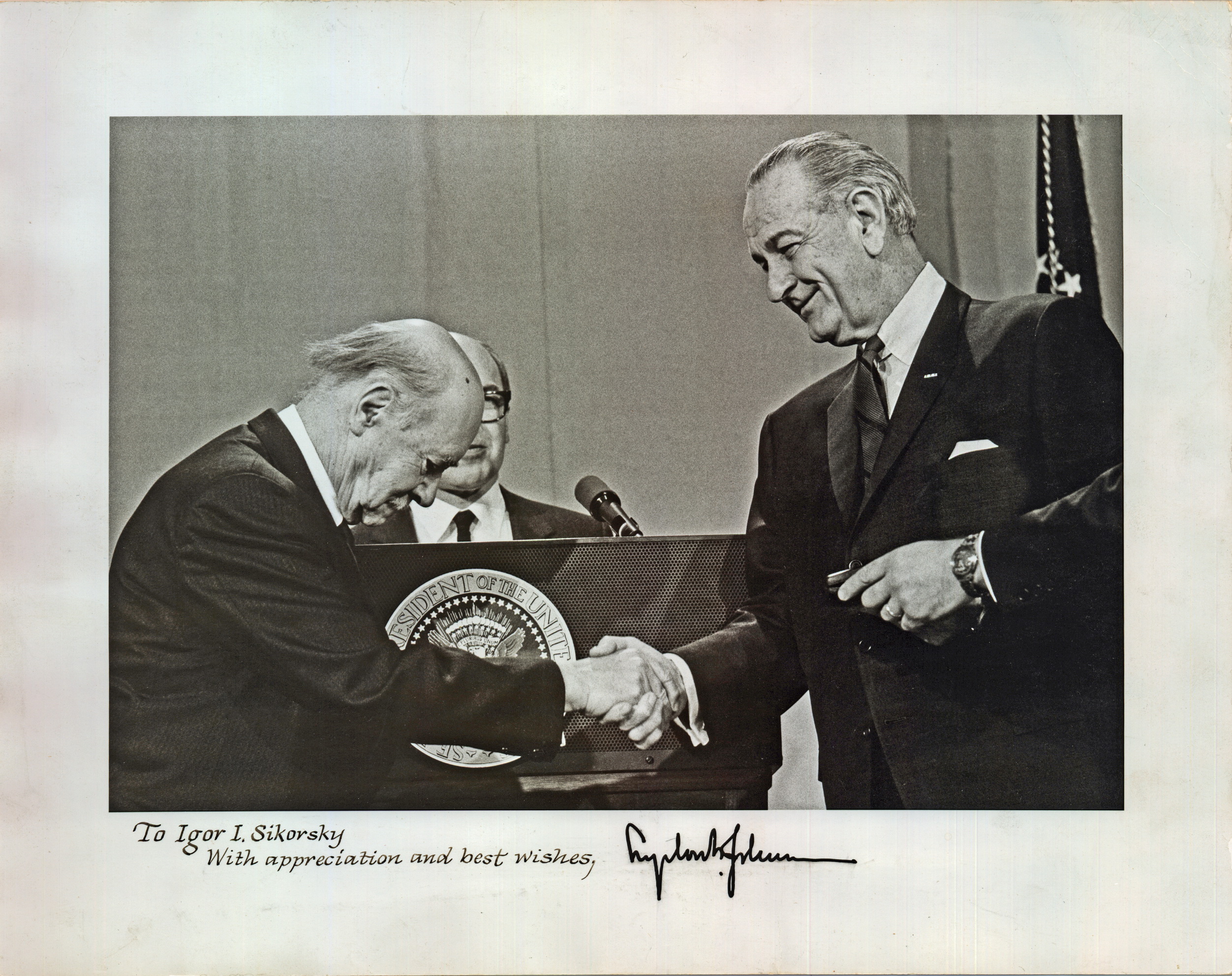 Президент США Ліндон Джонсон нагороджує Ігоря Сікорського. Білий Дім. США. 13 лютого 1967 року