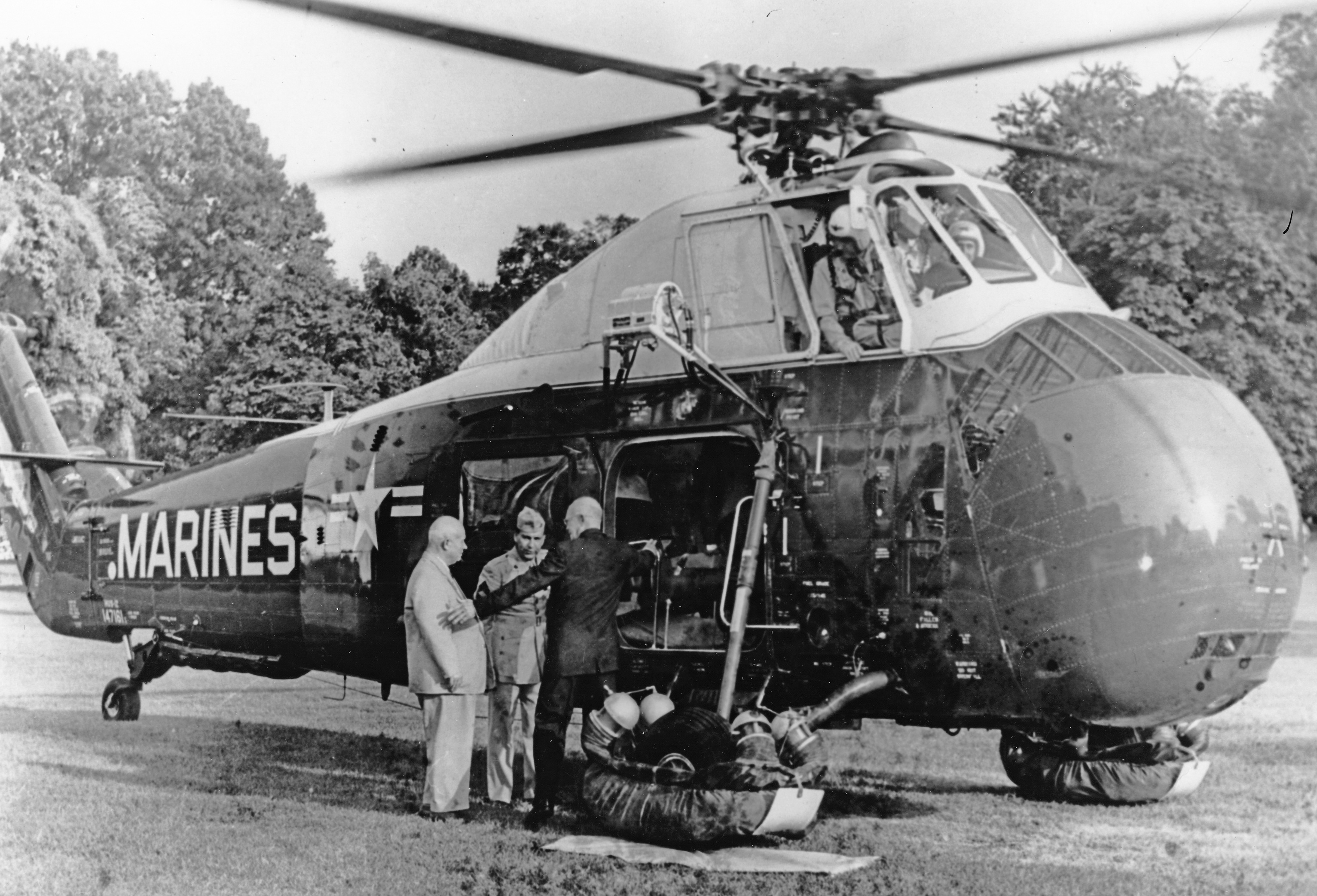 Президент США Дуайт Ейзенхауер і Микита Хрущов біля гелікоптера S-58. США. 1959 рік